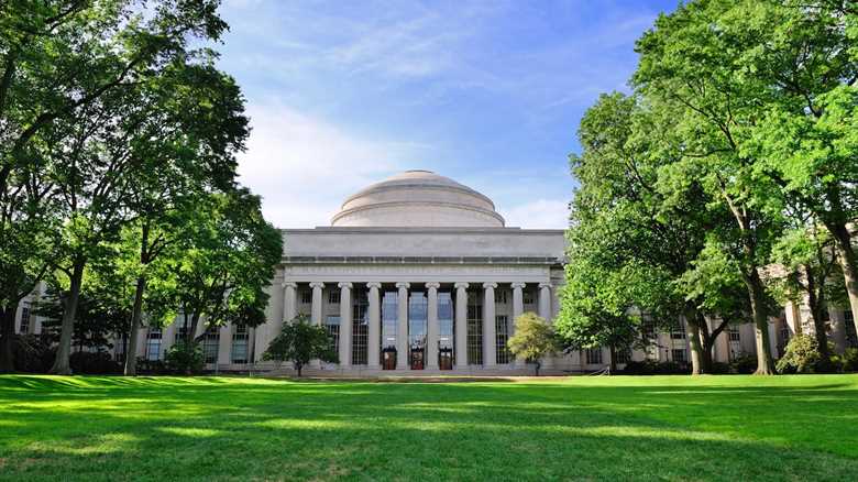 MIT To Admit Fewer Graduate Students As Federal Research Funding Drops 20%